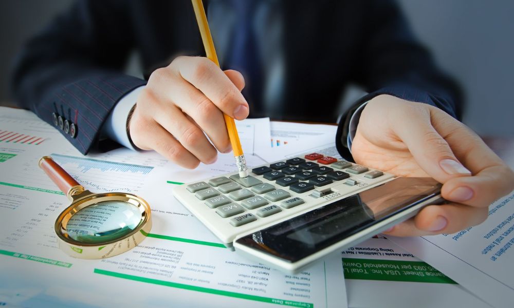 Thông tin thuế và tuân thủ cần được cập nhật như thế nào?